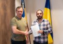 Герой України Олег Гончарук отримав договір дарування на квартиру в Ужгороді