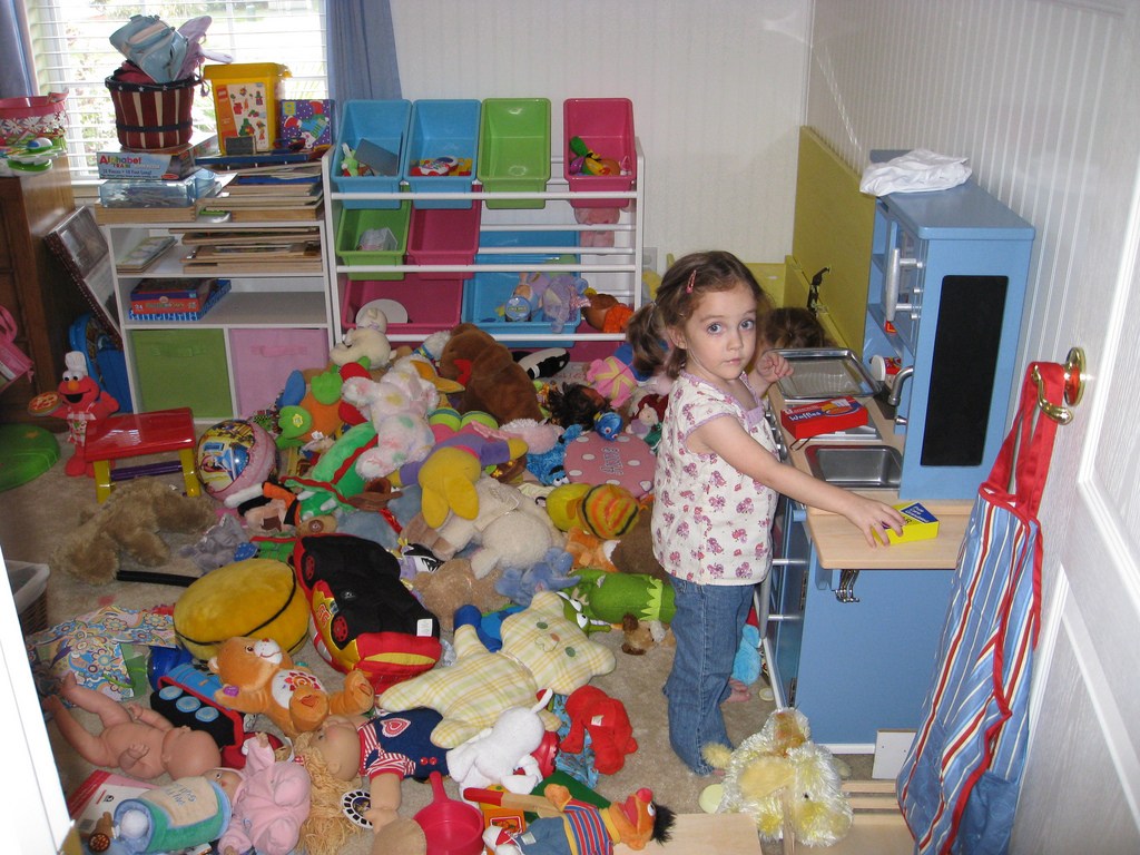 Детские вещи в дом ребенка. Разбросанные детские игрушки. Беспорядок в детской комнате. Дети убирают игрушки в детском саду. Беспорядок в детском саду.